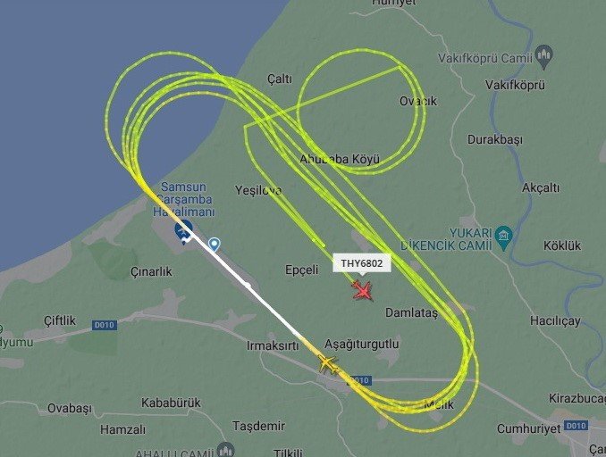 Türk pilotlarından havada geometrik hareketler