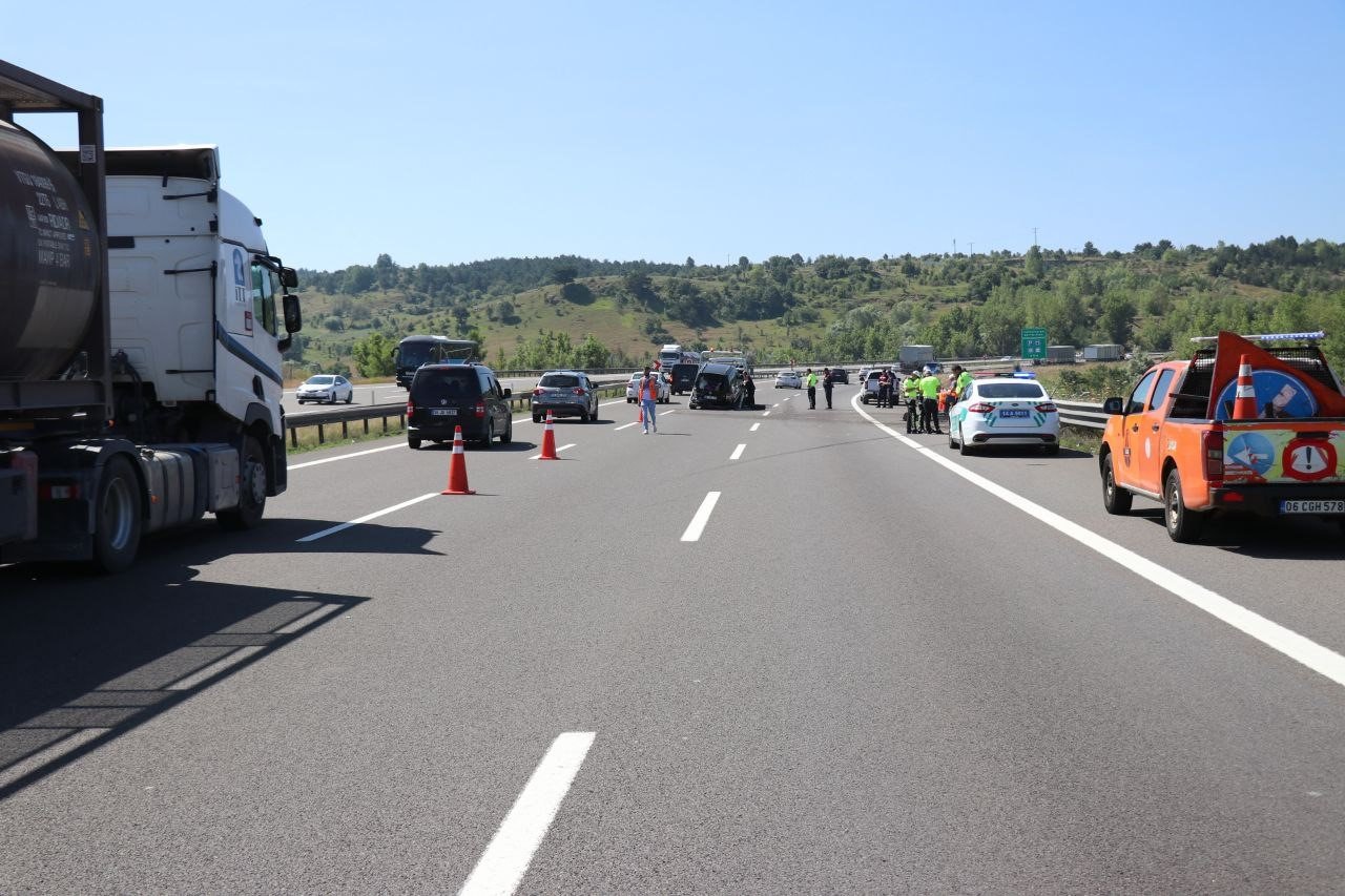 TEM’de hafif ticari aracın lastiği patladı: 9 yaralı