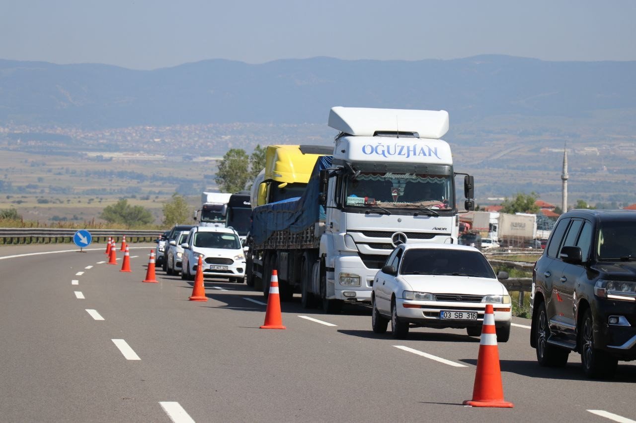 TEM’de hafif ticari aracın lastiği patladı: 9 yaralı