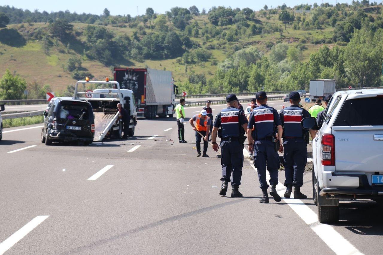 TEM’de hafif ticari aracın lastiği patladı: 9 yaralı