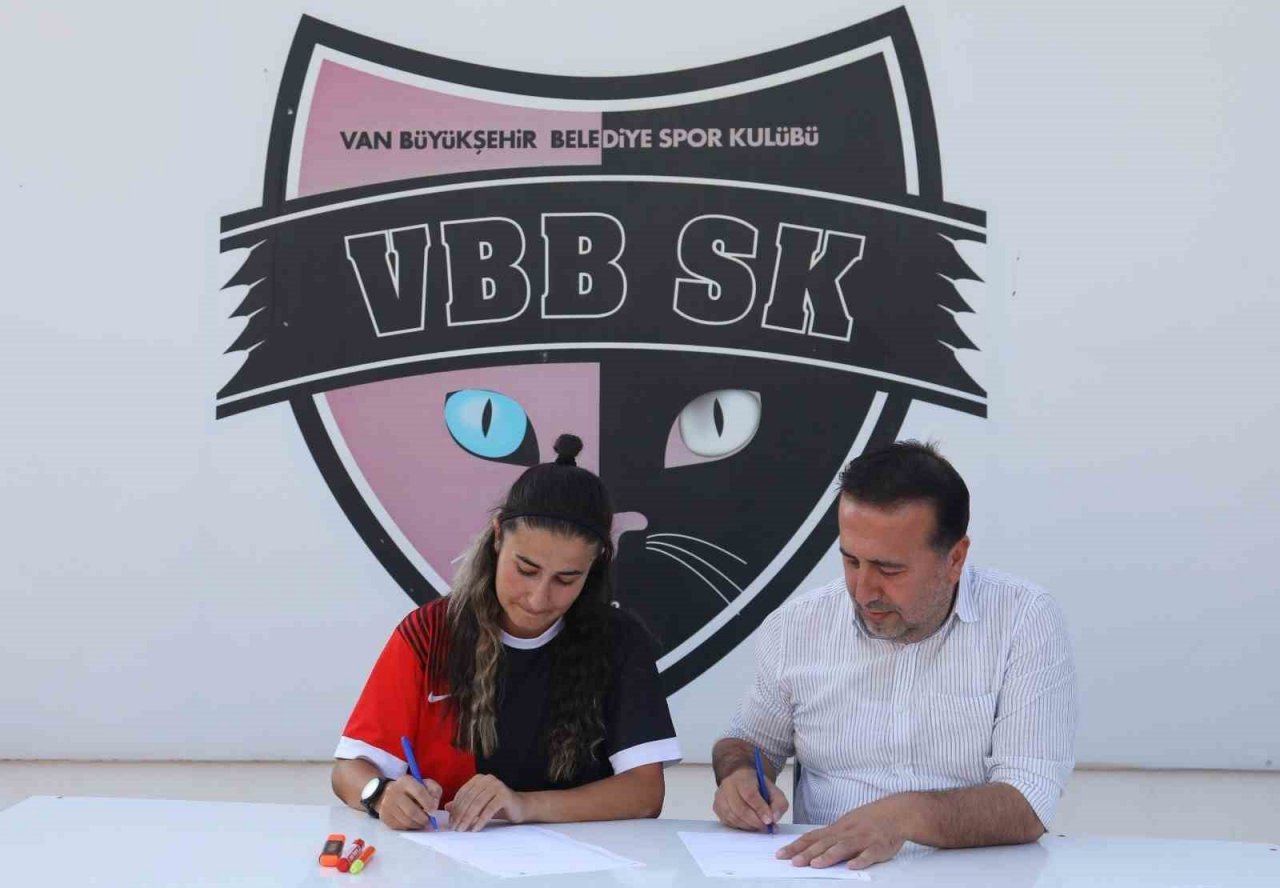 Van Büyükşehir Belediyespor Kadın Futbol Takımında toplu imza töreni