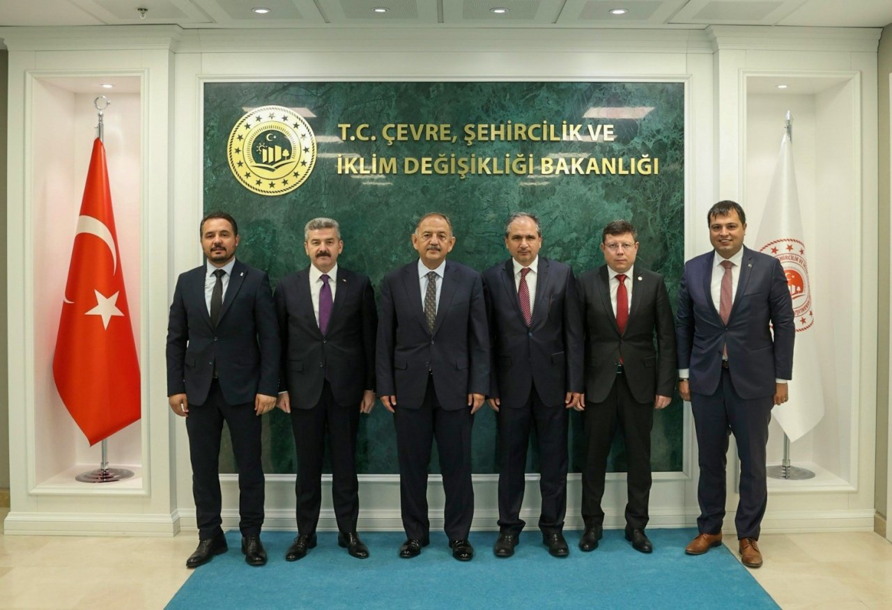 Uşak heyeti, Bakan Özhaseki ile kentte devam eden projeleri görüştü