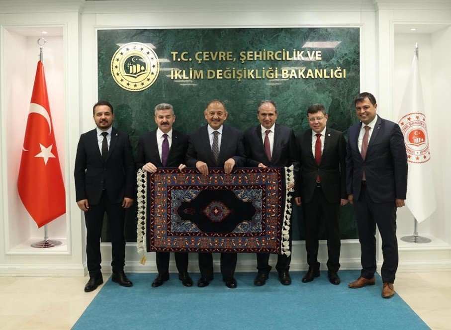 Uşak heyeti, Bakan Özhaseki ile kentte devam eden projeleri görüştü