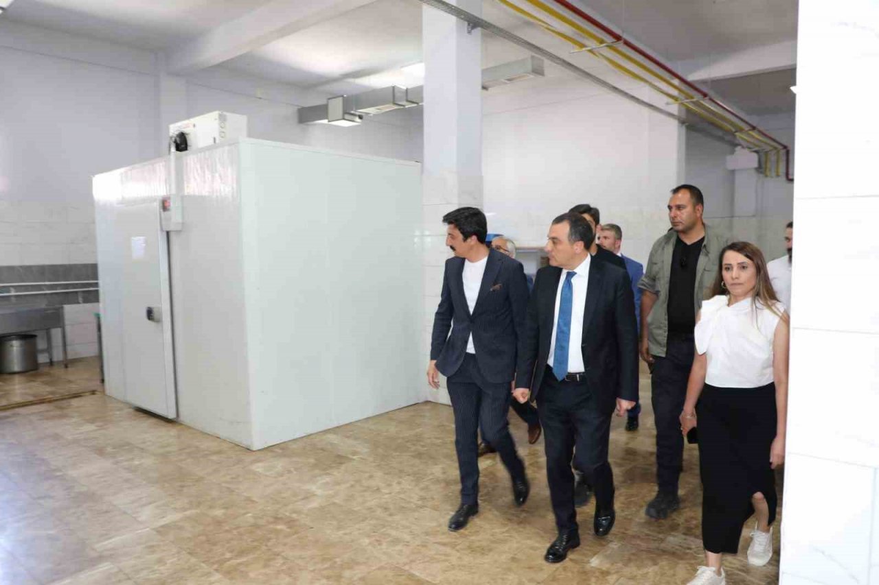 Vali Öksüz, Sanayi Tesislerinde incelemelerde bulundu