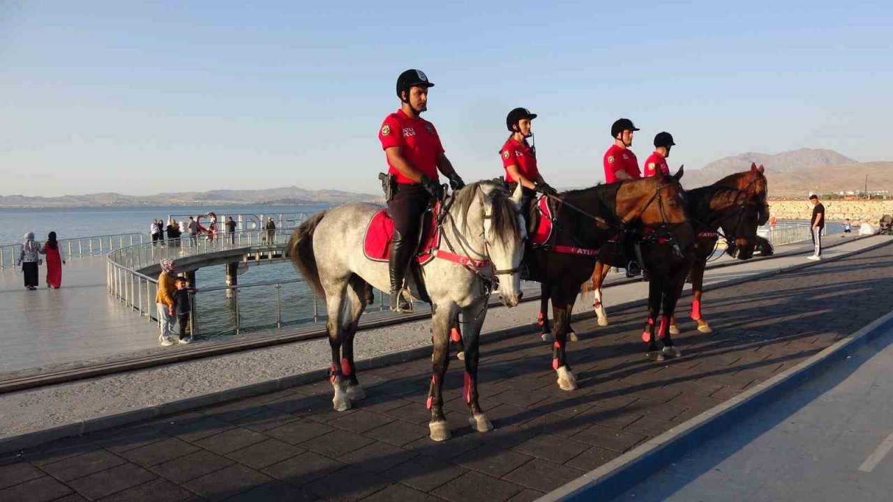 Van’da ‘atlı polisler’ göreve başladı