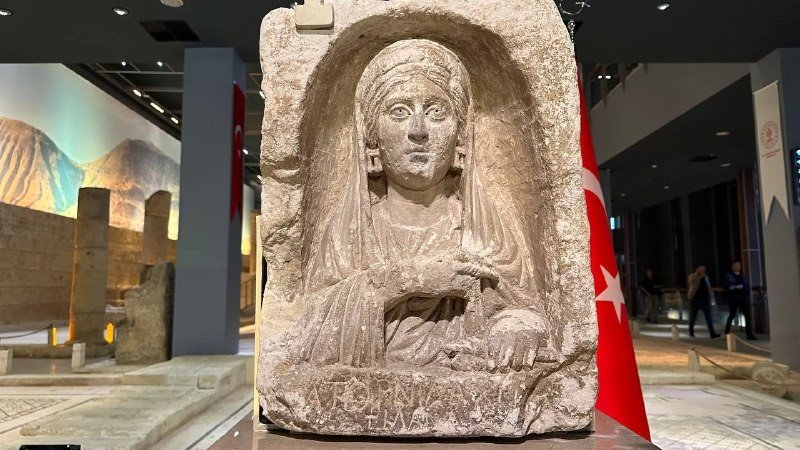 Zeugma kökenli mezar steli, düzenlenen törenle Türkiye’ye iade edildi