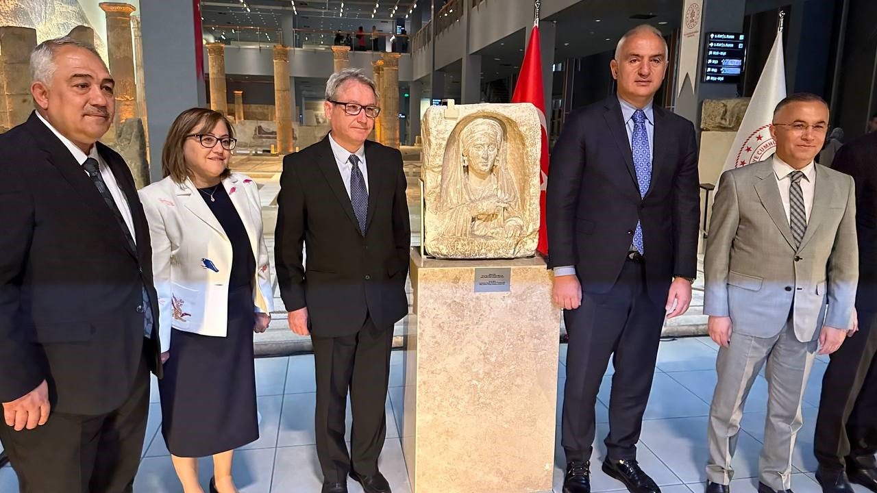 Zeugma kökenli mezar steli, düzenlenen törenle Türkiye’ye iade edildi