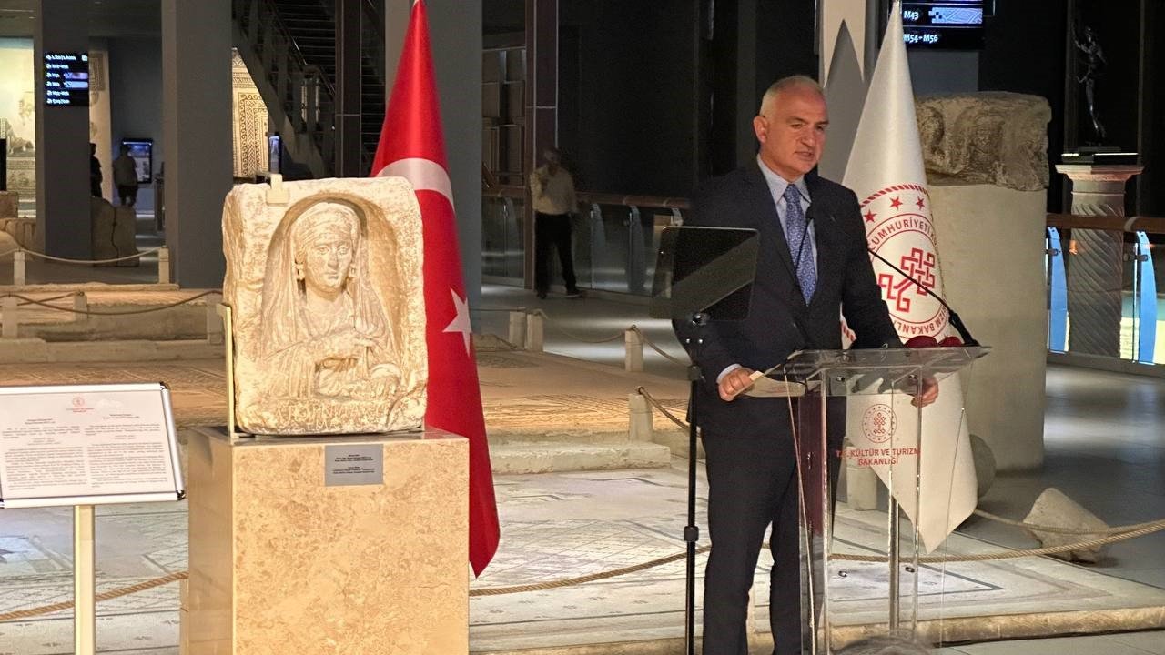 Zeugma kökenli mezar steli, düzenlenen törenle Türkiye’ye iade edildi