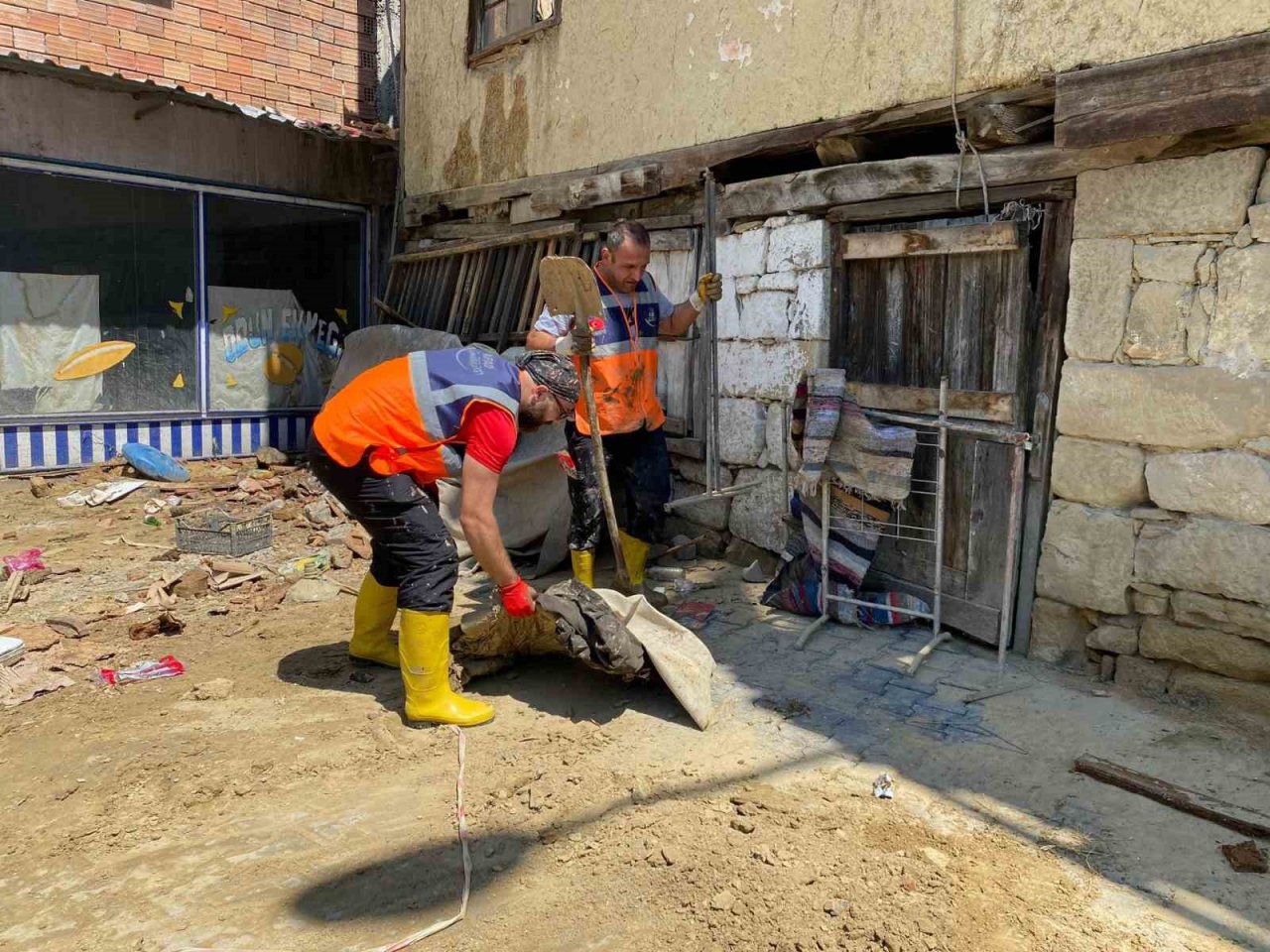 Beycuma’da AFAD gönüllülerinin yardımı ile selin izleri siliniyor