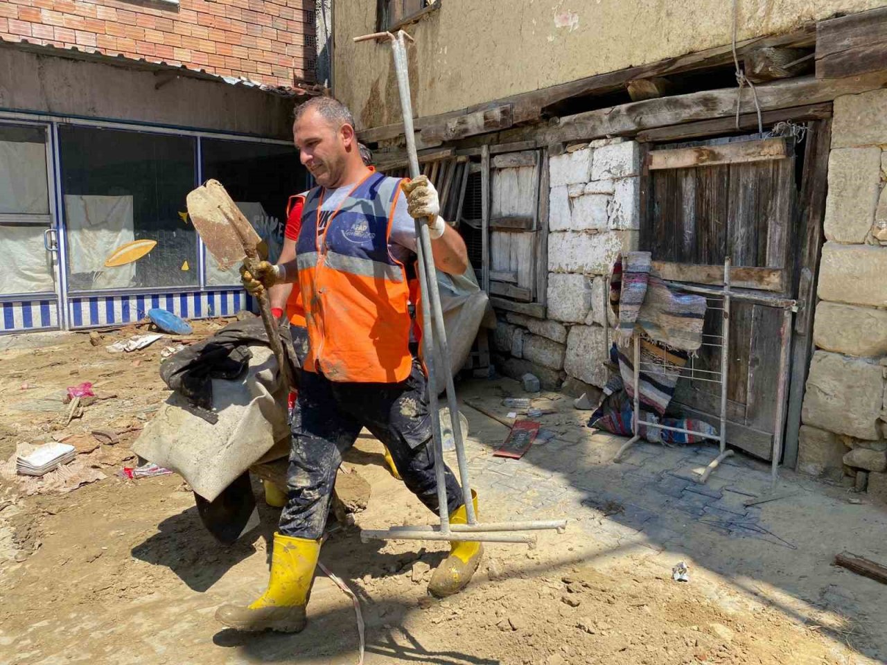 Beycuma’da AFAD gönüllülerinin yardımı ile selin izleri siliniyor