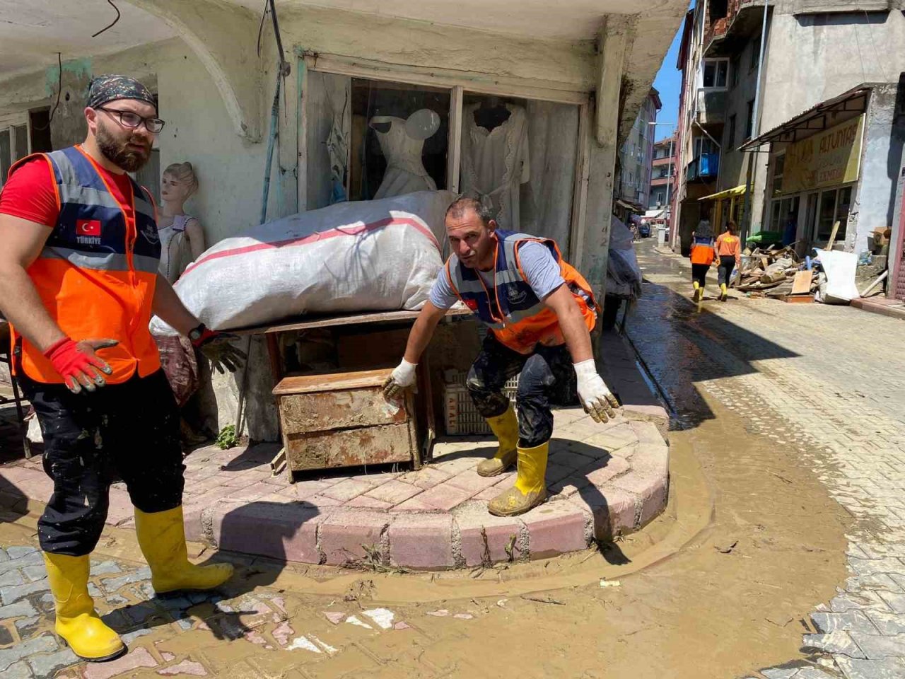 Beycuma’da AFAD gönüllülerinin yardımı ile selin izleri siliniyor