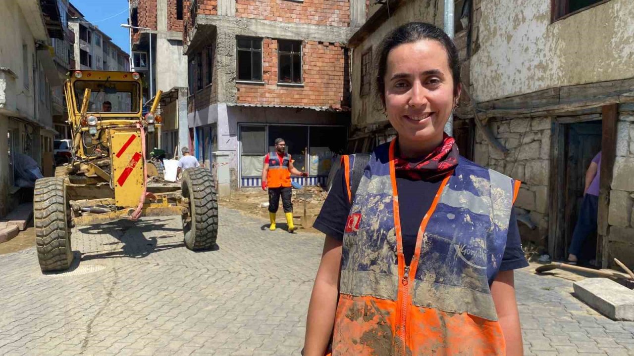 Beycuma’da AFAD gönüllülerinin yardımı ile selin izleri siliniyor