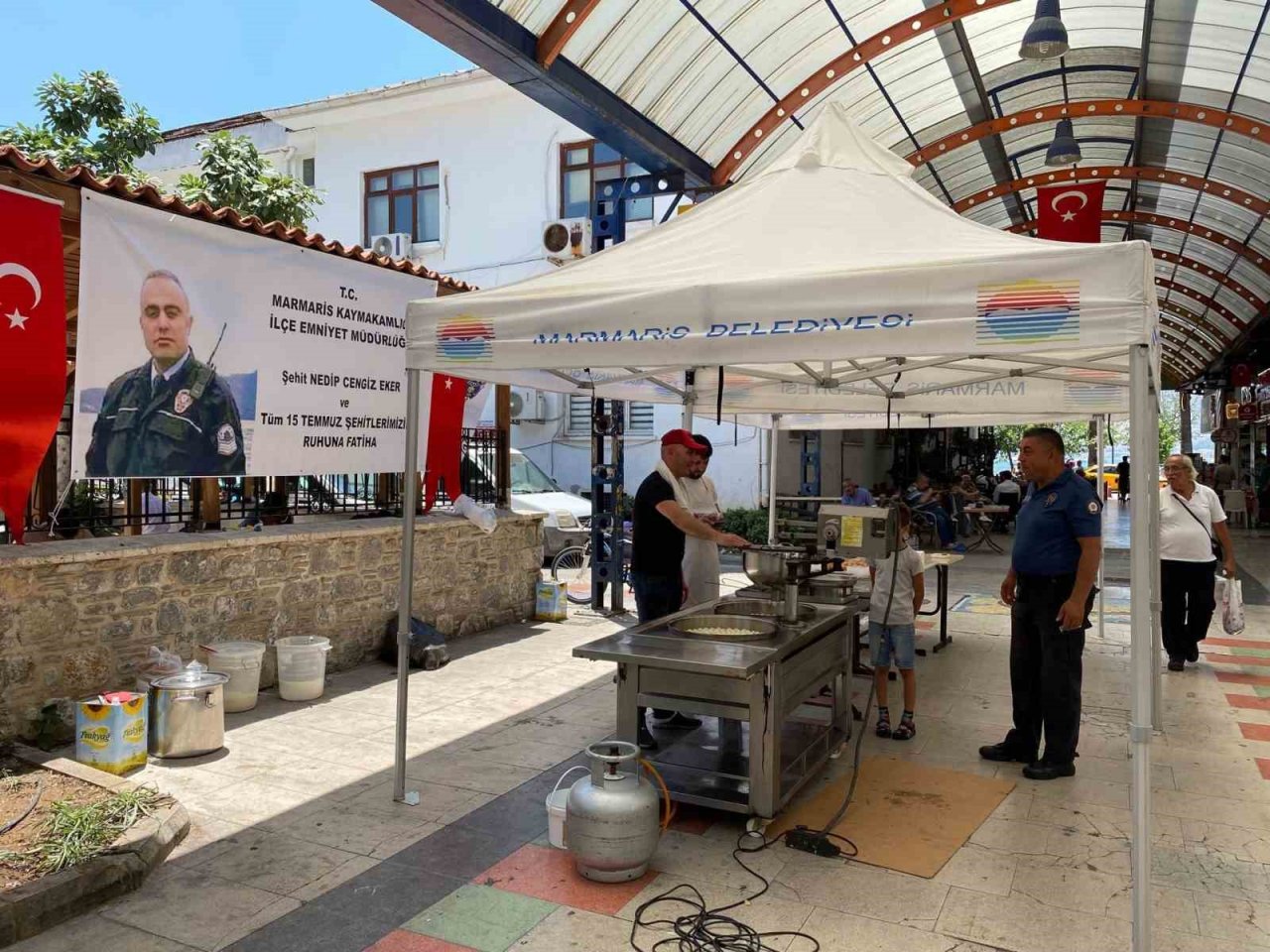 15 Temmuz’da şehit düşen polisler için Marmaris’te lokma dağıtıldı