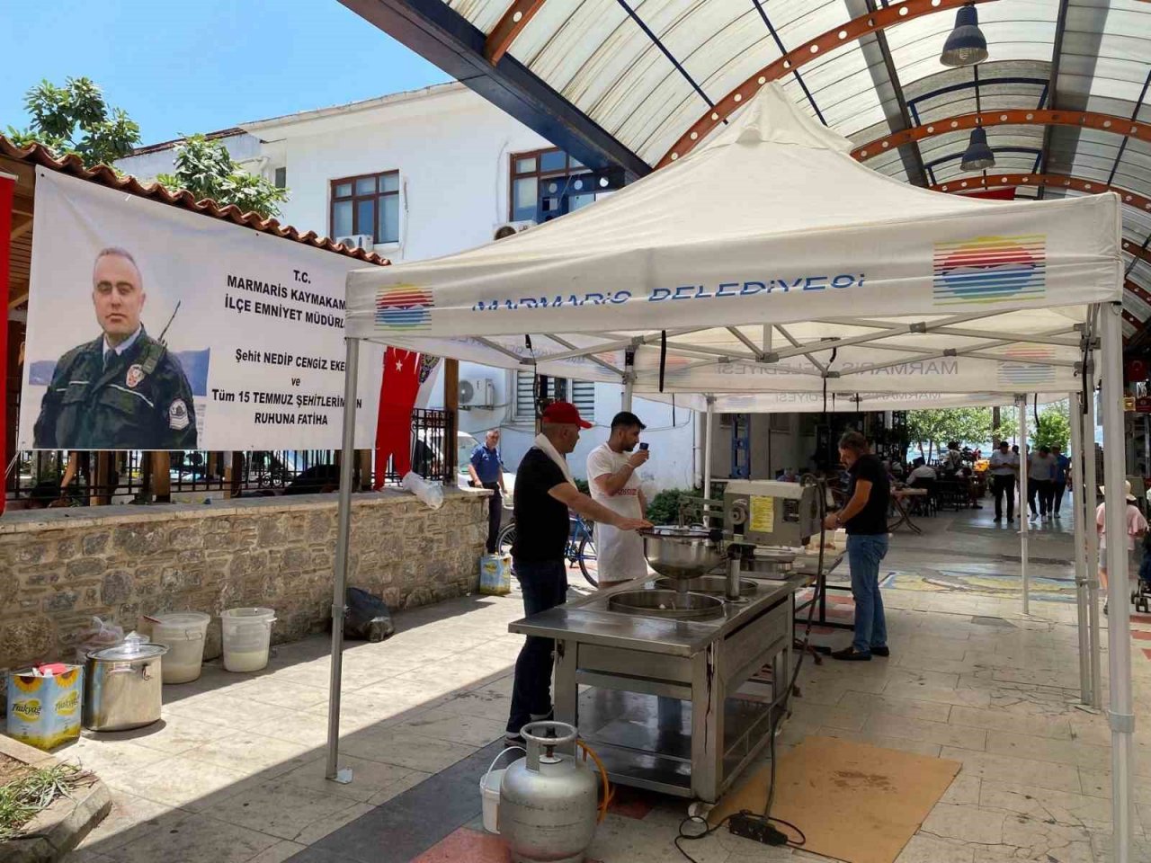 15 Temmuz’da şehit düşen polisler için Marmaris’te lokma dağıtıldı