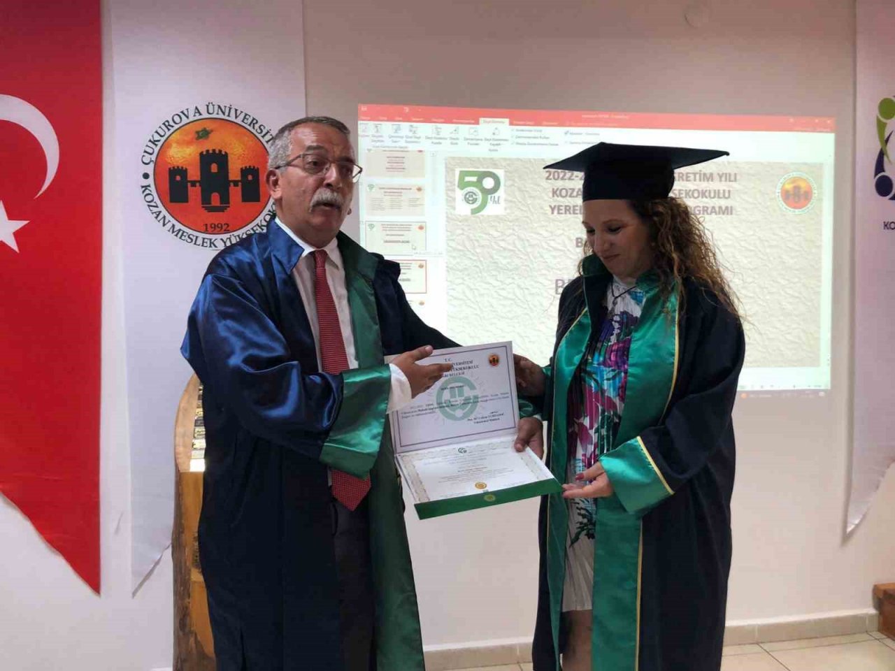 Derece ile mezun oldu, törene bebeğiyle geldi