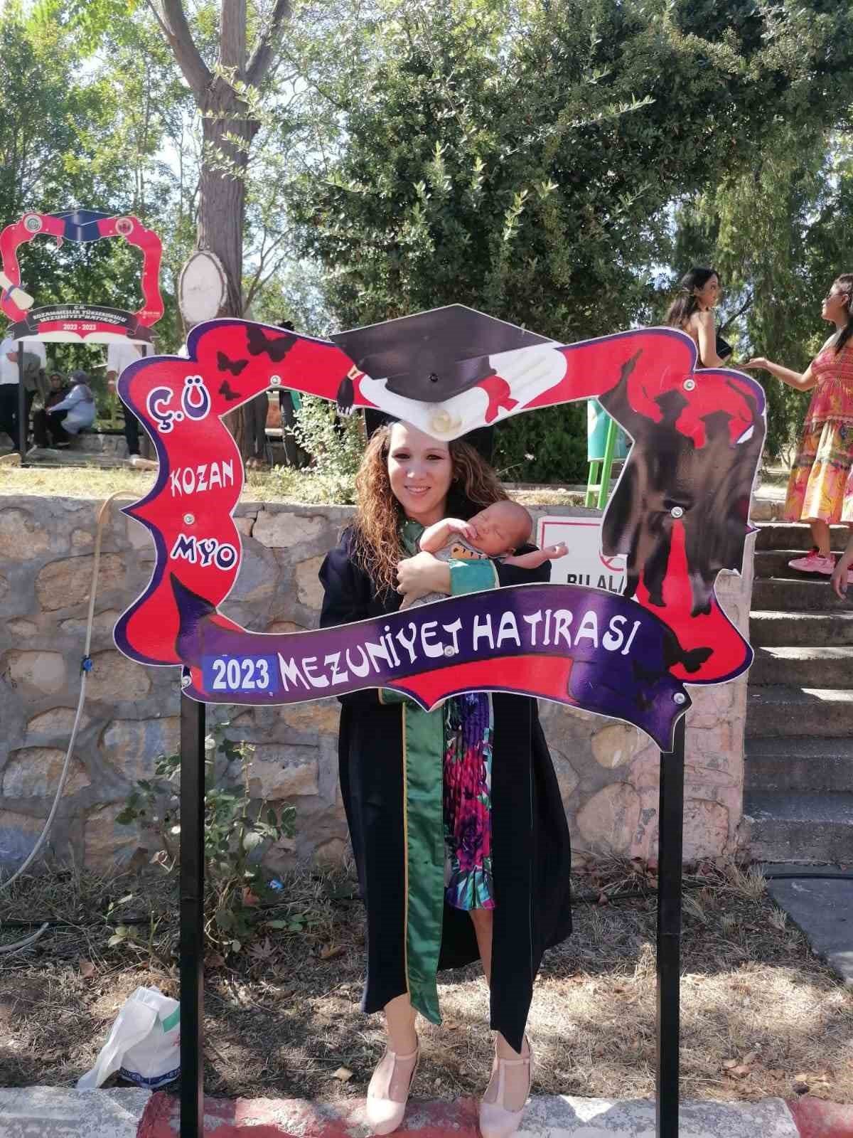 Derece ile mezun oldu, törene bebeğiyle geldi