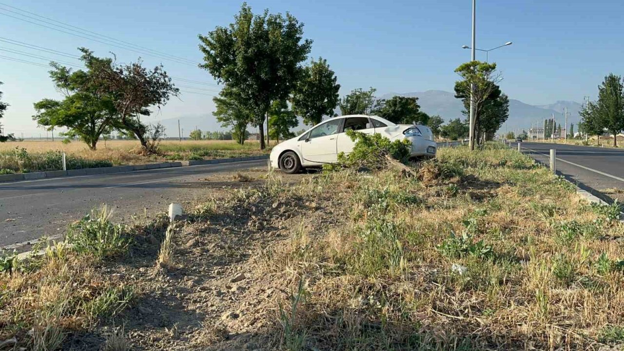 Ağaçları devirerek durabilen otomobilde 2 kişi yaralandı