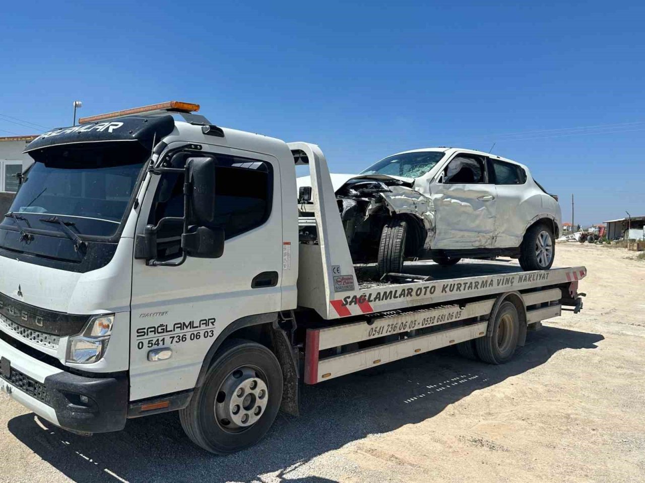 Tarım arazisine devrilen otomobilde 6 kişi yaralandı