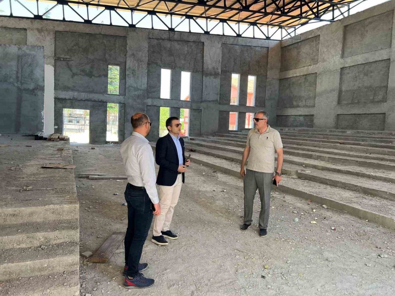 Emirdağ’da konferans salonu inşaatı devam ediyor