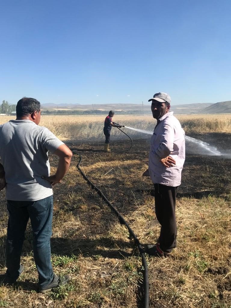 Ağrı’da bir tarla küle döndü