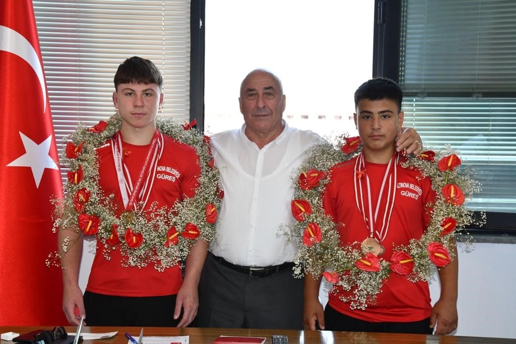 Altınovalı güreşçiler törenle karşılandı