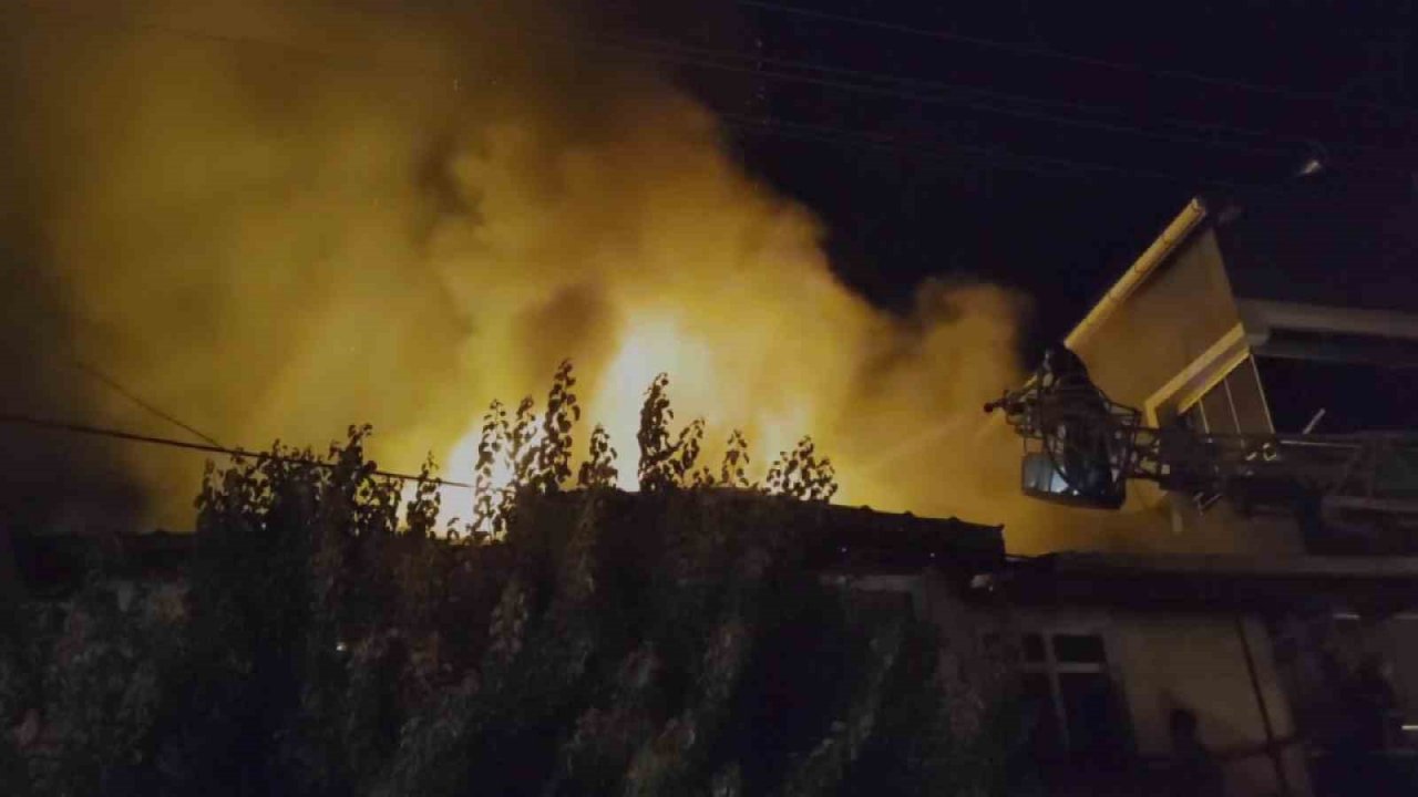 Suluova’da iki katlı ev alevlere teslim oldu