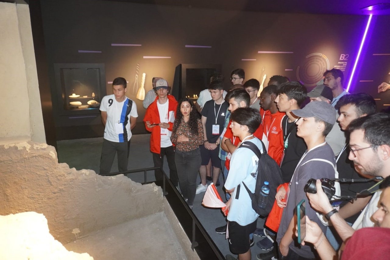 Balıkesir’den gelen gençler Afyonkarahisar’ı gezdi