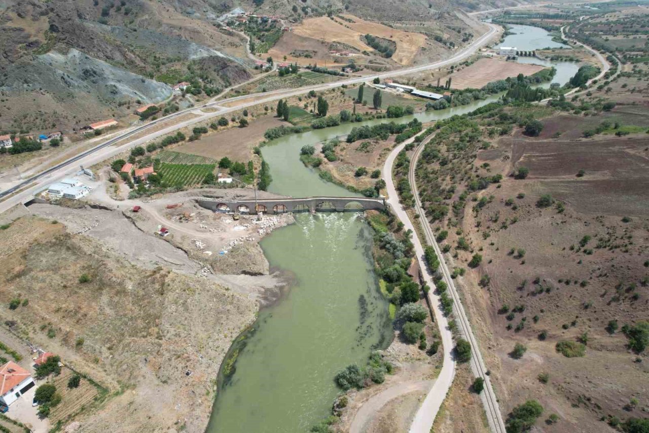 Timur’un ilerlemesine engel olamayan tarihi taş köprü restore ediliyor