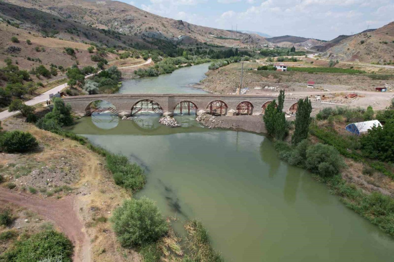 Timur’un ilerlemesine engel olamayan tarihi taş köprü restore ediliyor