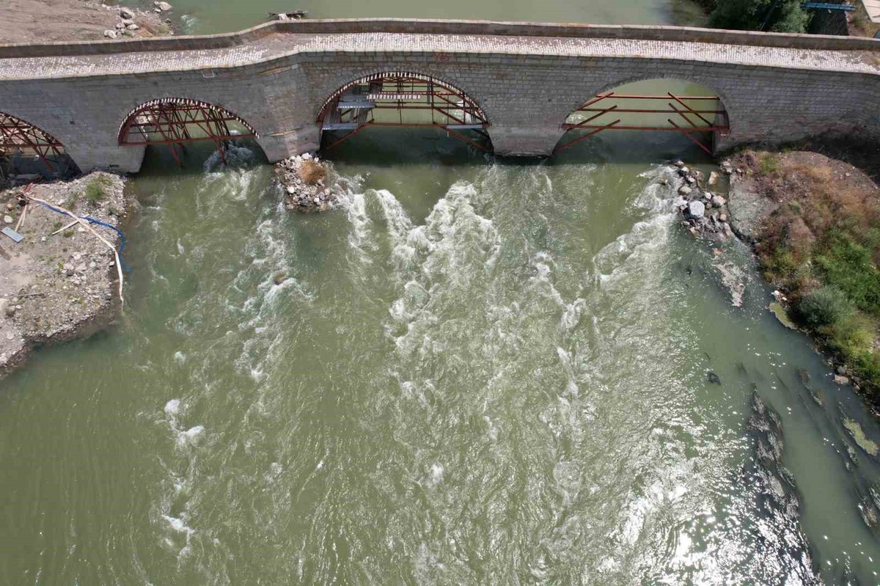 Timur’un ilerlemesine engel olamayan tarihi taş köprü restore ediliyor