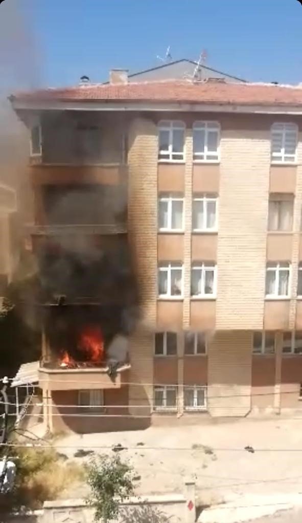 Televizyon patladı, daire alev alev yandı