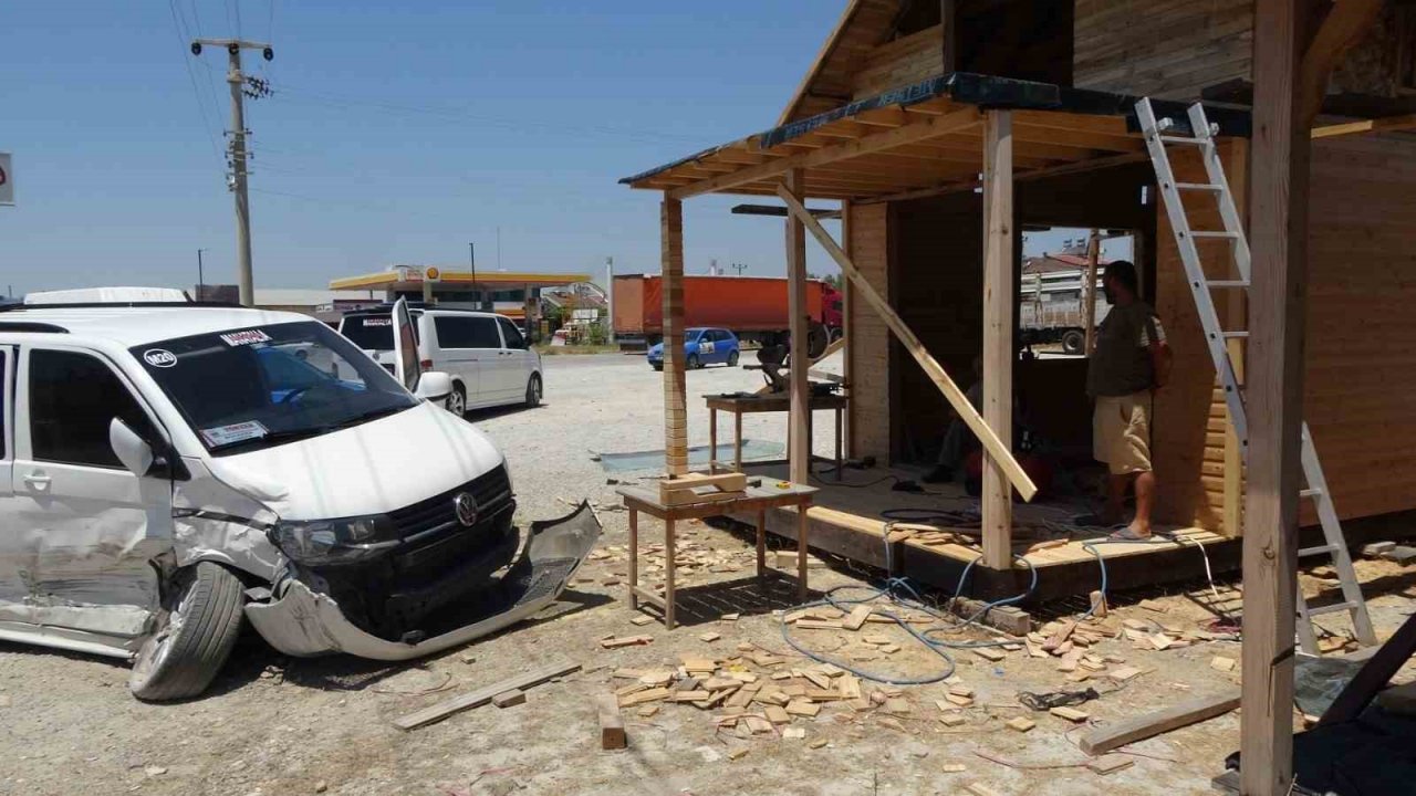 Marangoz ustası kaza yapan aracın altında kalmaktan son anda kurtuldu