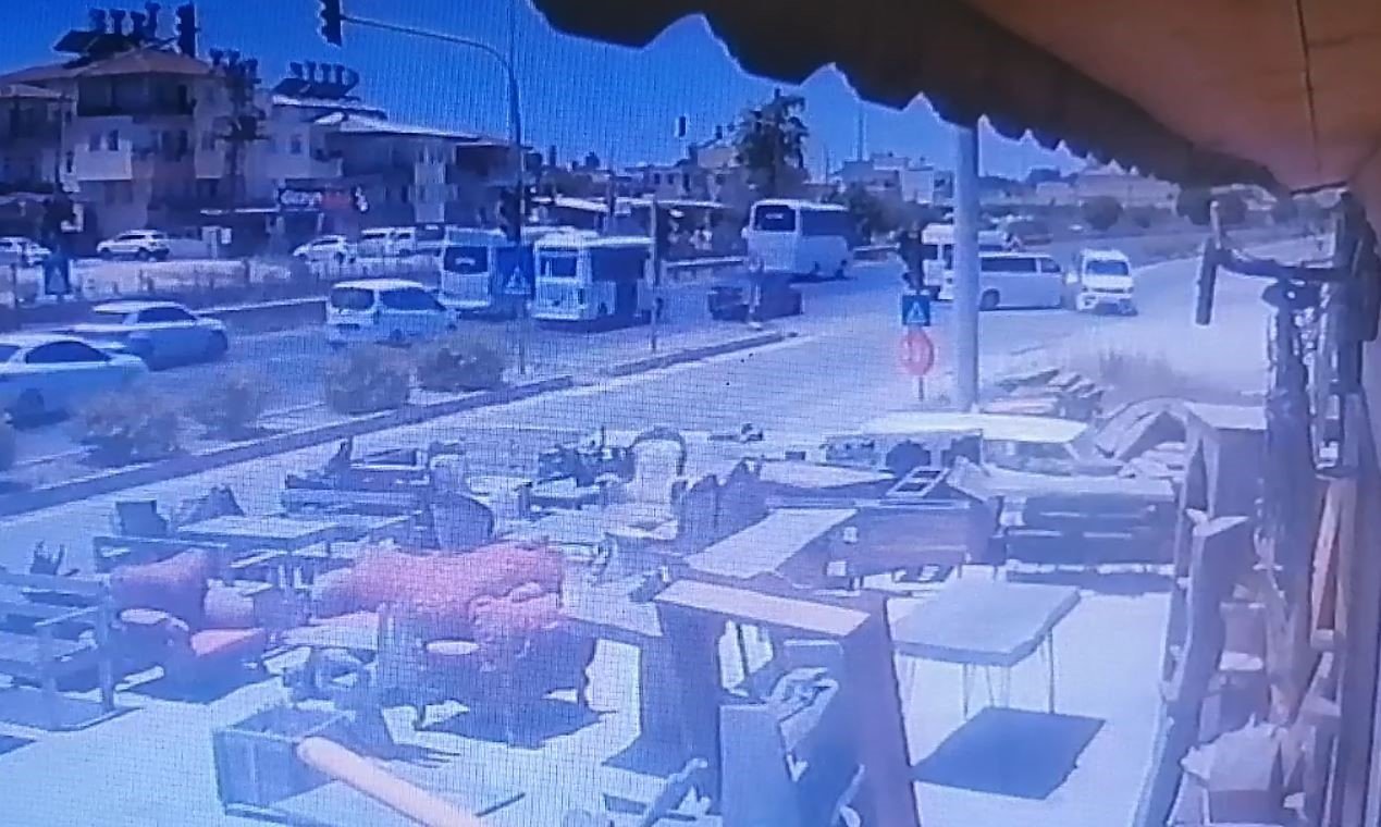 Marangoz ustası kaza yapan aracın altında kalmaktan son anda kurtuldu