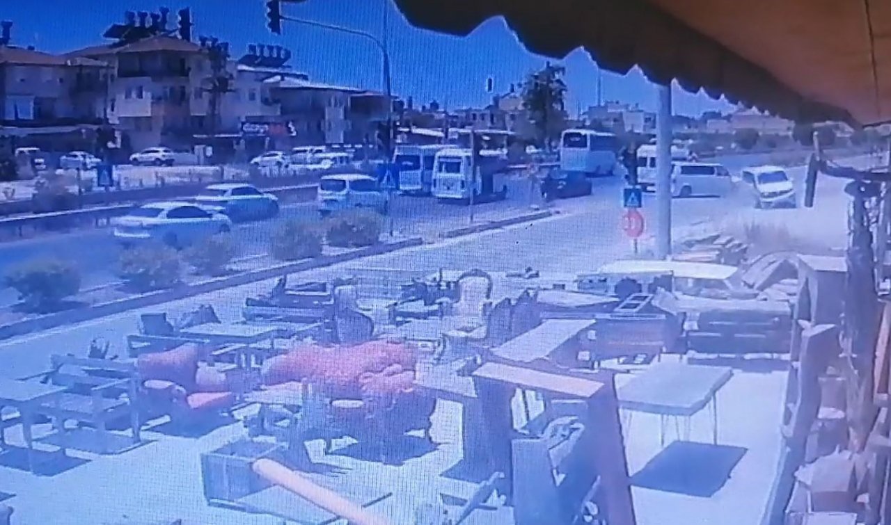 Marangoz ustası kaza yapan aracın altında kalmaktan son anda kurtuldu