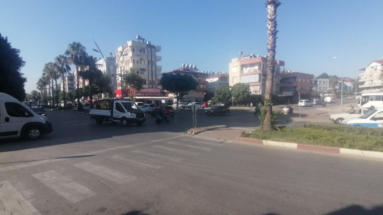 Yerde acı içerisindeki yaralıyı yakıcı güneşten kartonla korudular