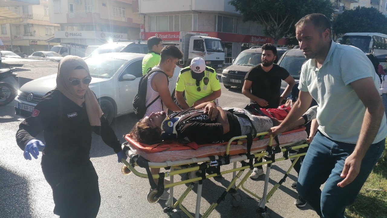 Yerde acı içerisindeki yaralıyı yakıcı güneşten kartonla korudular