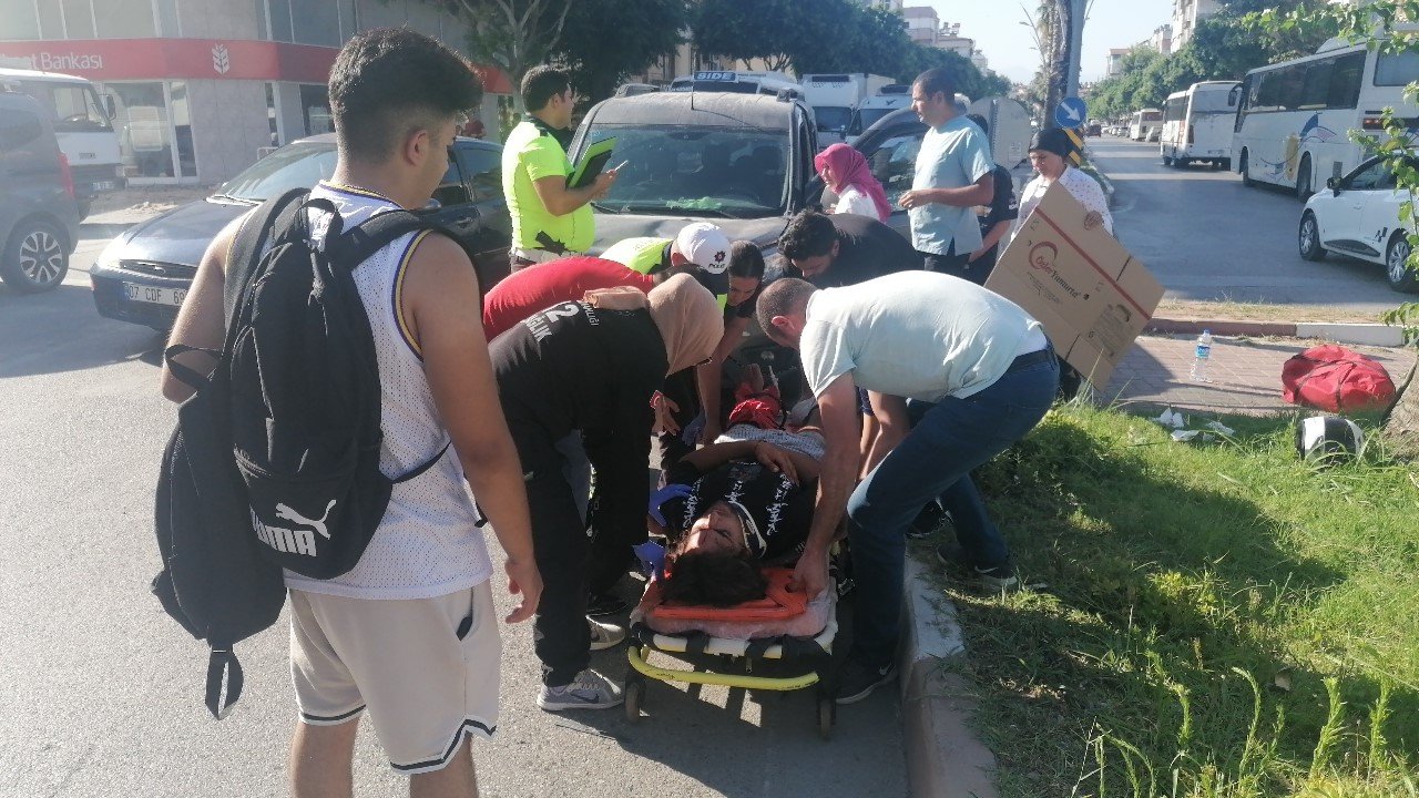 Yerde acı içerisindeki yaralıyı yakıcı güneşten kartonla korudular