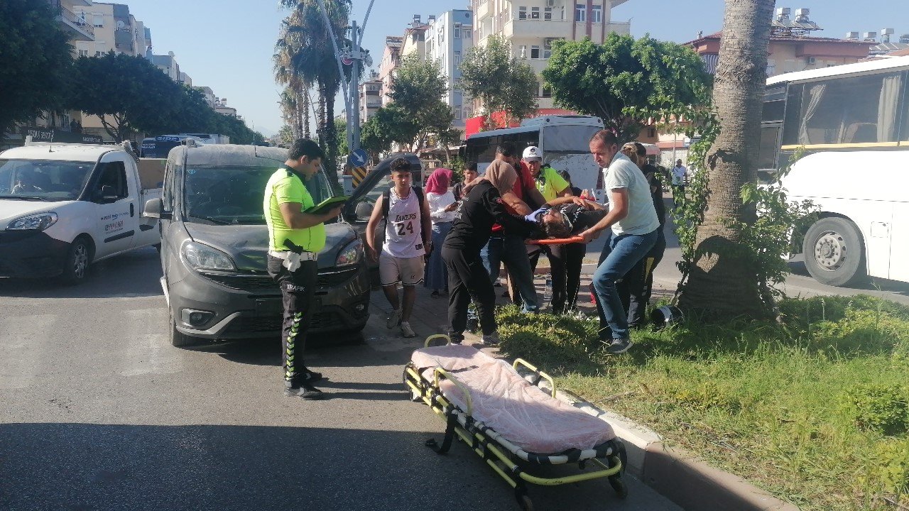 Yerde acı içerisindeki yaralıyı yakıcı güneşten kartonla korudular