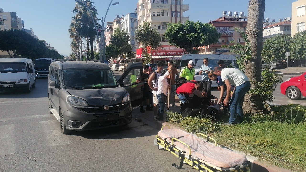 Yerde acı içerisindeki yaralıyı yakıcı güneşten kartonla korudular