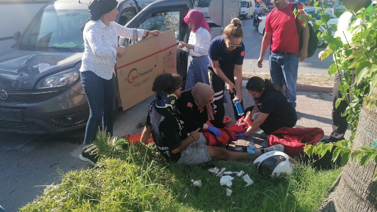 Yerde acı içerisindeki yaralıyı yakıcı güneşten kartonla korudular