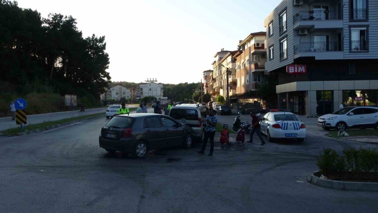 İki aracın arasında kalmaktan saniyelerle kurtuldu, geriye dönüp yaralılara yardımcı oldu