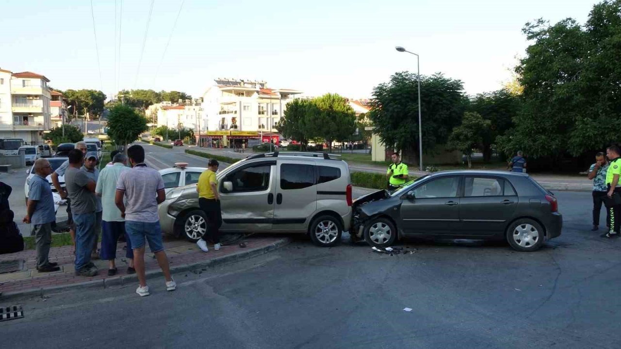 İki aracın arasında kalmaktan saniyelerle kurtuldu, geriye dönüp yaralılara yardımcı oldu