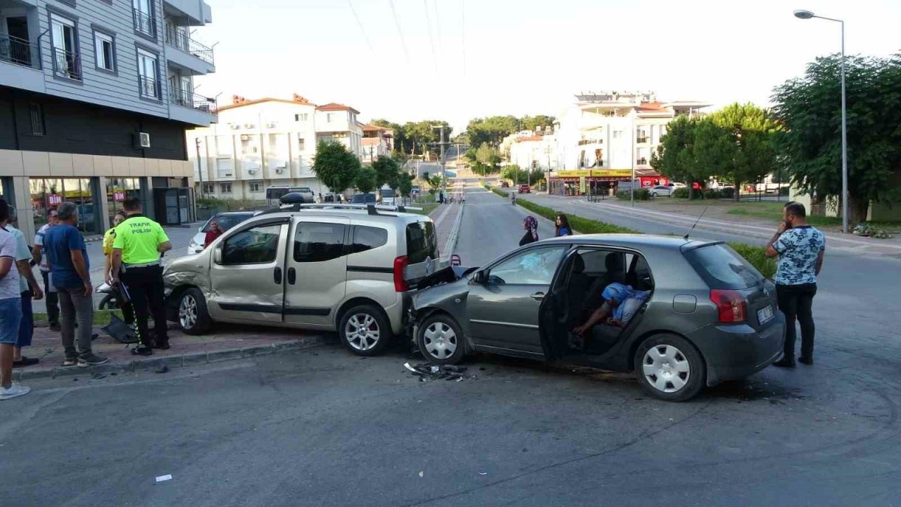 İki aracın arasında kalmaktan saniyelerle kurtuldu, geriye dönüp yaralılara yardımcı oldu