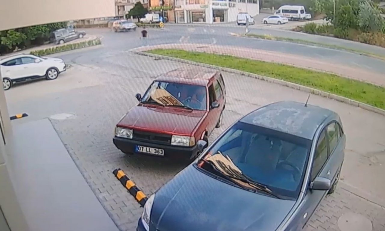 İki aracın arasında kalmaktan saniyelerle kurtuldu, geriye dönüp yaralılara yardımcı oldu