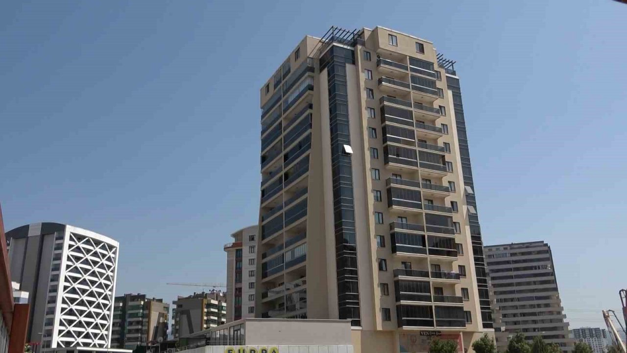 Bursa’da 16 katlı binanın bahçe duvarı böyle çöktü