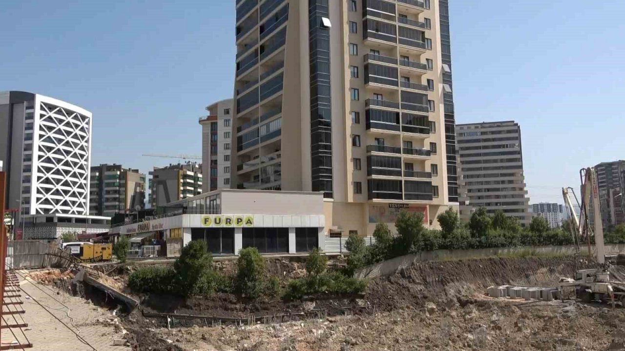 Bursa’da 16 katlı binanın bahçe duvarı böyle çöktü