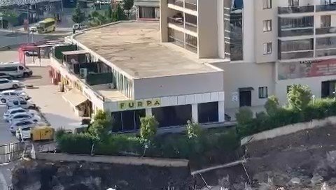 Bursa’da 16 katlı binanın bahçe duvarı böyle çöktü
