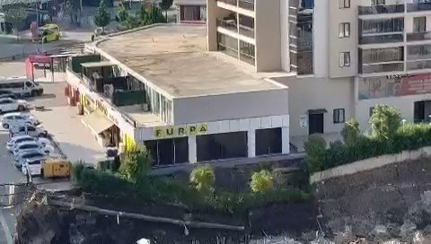 Bursa’da 16 katlı binanın bahçe duvarı böyle çöktü