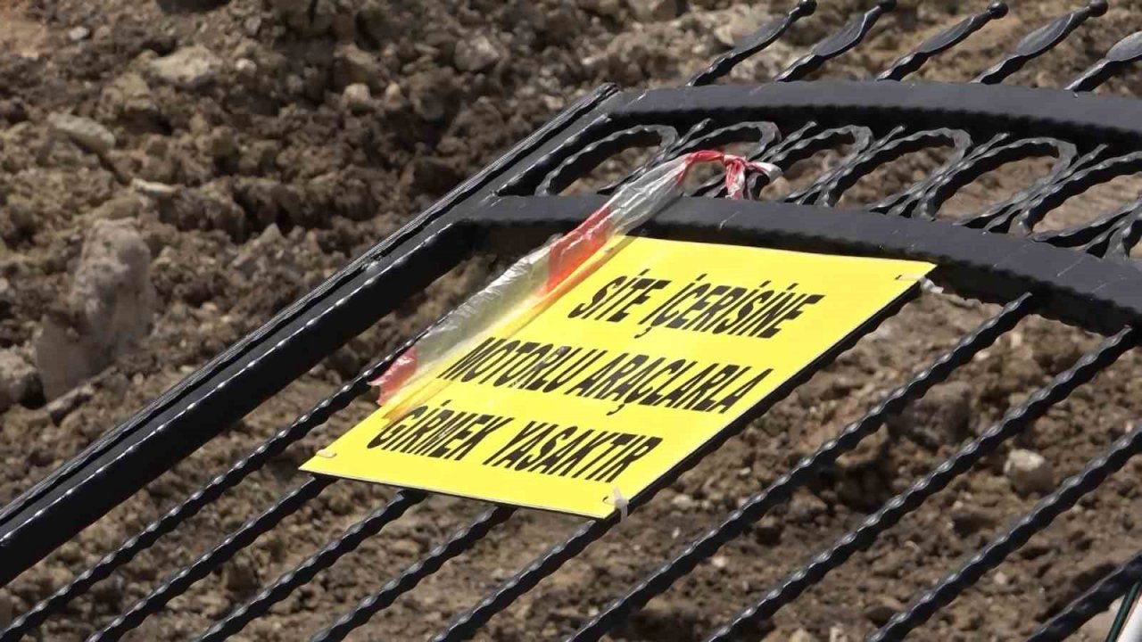 Bursa’da 16 katlı binanın bahçe duvarı böyle çöktü