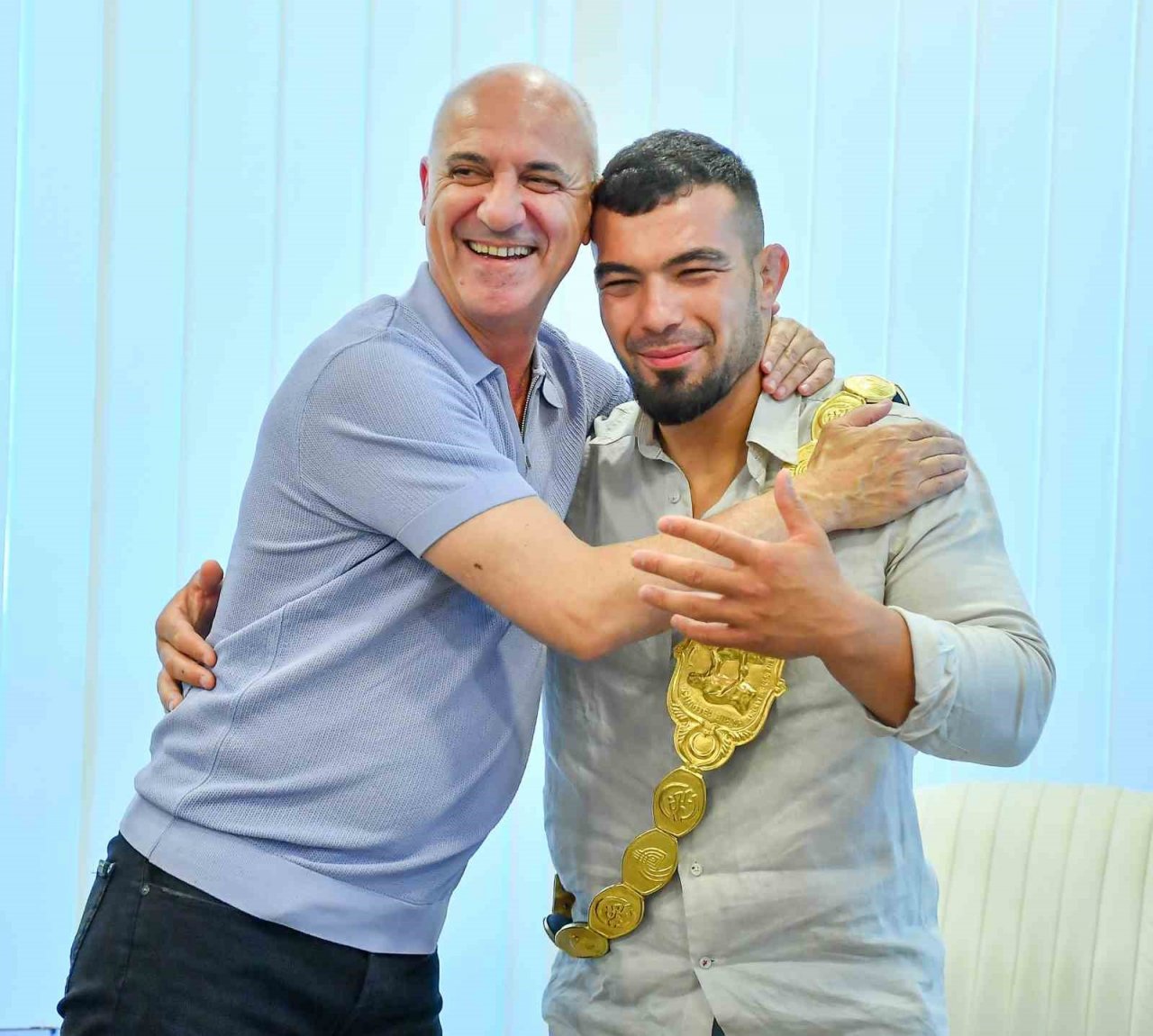 Başkan Ali Bahar’dan başpehlivana ‘El ense’